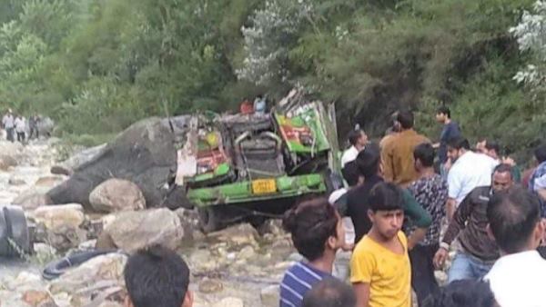बस की छत पर भी बैठे थे लोग