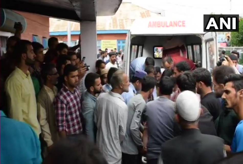 Jammu Kashmir: vehicle fell into a deep gorge near Peer Ki Gali in Shopian district Jammu Kashmir: vehicle fell into a deep gorge near Peer Ki Gali in Shopian district