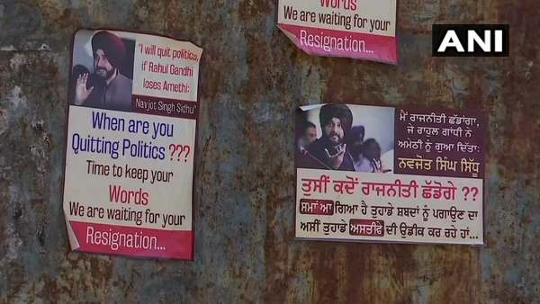 सिद्धू के खिलाफ मोहाली में लगे पोस्टर
