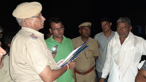 तारबंदी के पास खड़ा था बेटा