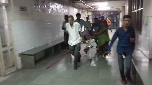 बेटे को धिक्कार रहे लोग, बेटी की हो रही प्रशंसा
