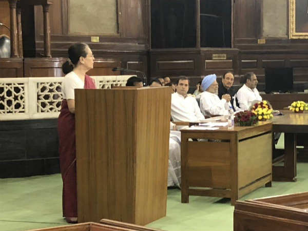 कांग्रेस संसदीय दल की बैठक में सोनिया गांधी को संसदीय दल का नेता चुना गया कांग्रेस संसदीय दल की बैठक में सोनिया गांधी को संसदीय दल का नेता चुना गया
