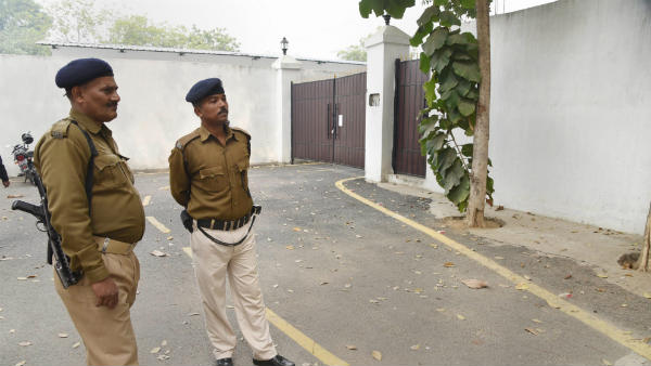 सुप्रीम कोर्ट की दखल के बाद खाली किया था बंगला