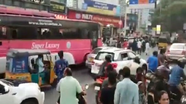 लोग मोबाइल फोन से वीडियो बना रहे थे, पर नहीं आया कोई बचाने