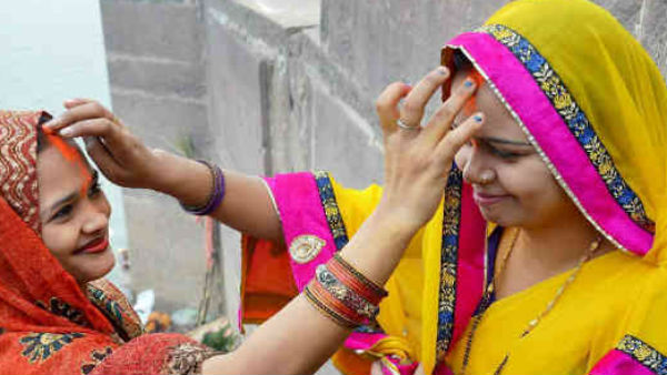 तिलक लगाकर सोया भाग्य जगाएं