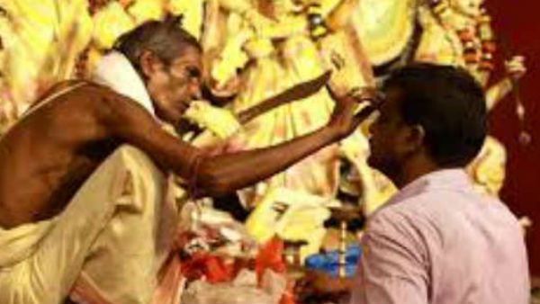 भस्म या लाल चंदन लगाना चाहिए ...