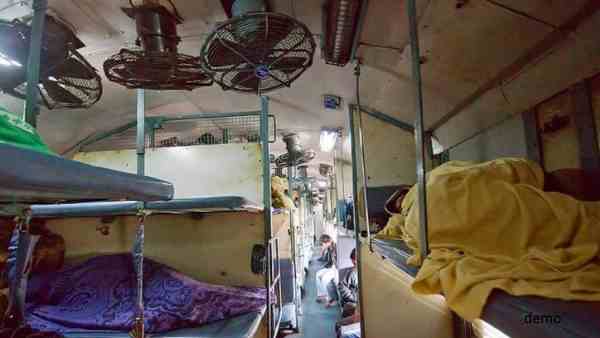 रेलवे स्टाफ बताकर बैठा था