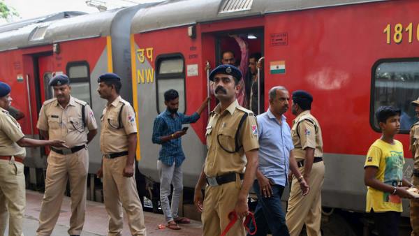 इंदौर से चलने वाली 39 ट्रेनों में उपलब्ध होगी सुविधा