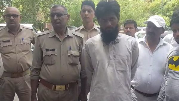 मदरसे की छात्रा से निकाह के लिए दिया पत्नी को तलाक