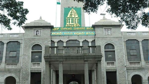 श्रीनिवास ने नगरपालिका के बाहर बनाया था वीडियो