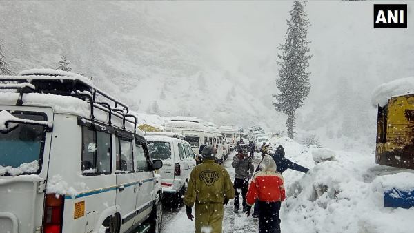 गाड़ियां छोड़ पैदल ही चल पड़े लोग