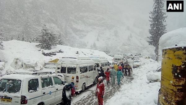 भूख से परेशान जाम में फंसे लोग