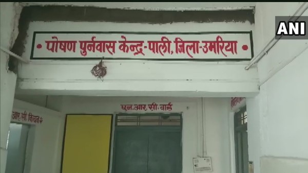 कुपोषित बच्चो को अस्पताल भेजने की अपील कर रहे हैं कलेक्टर