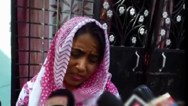 robbers looted 3 lakhs rupees from woman teacher at street robbers looted 3 lakhs rupees from woman teacher at street