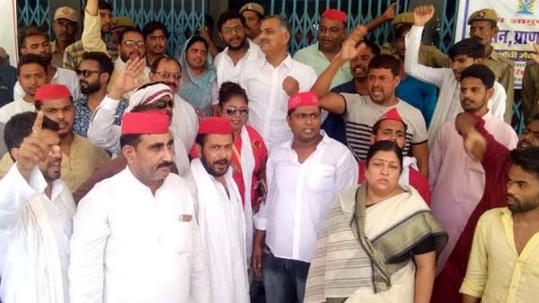 samajwadi party workers protest against Jharkhand mob lynching samajwadi party workers protest against Jharkhand mob lynching