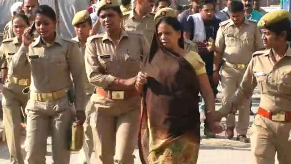 attack on police inspector injured in varanasi attack on police inspector injured in varanasi
