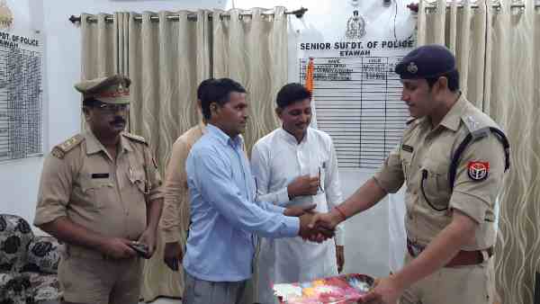 praises to the man who returned jewellery bag found on the road praises to the man who returned jewellery bag found on the road