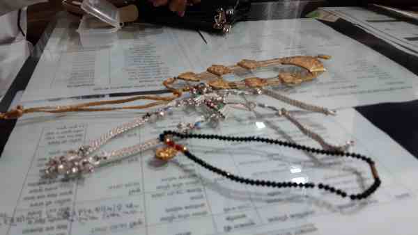 praises to the man who returned jewellery bag found on the road praises to the man who returned jewellery bag found on the road