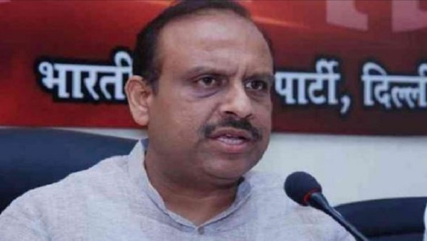 बदमाशों ने मौका देखकर शोभा के बैग पर हाथ साथ कर दिया