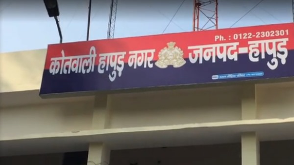 लात घूसों से पीटा, बाल तक उखाड़ लिए