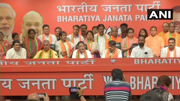 ममता बनर्जी को बड़ा झटका, टीएमसी विधायक सुनील सिंह और 12 पार्षद बीजेपी में शामिल ममता बनर्जी को बड़ा झटका, टीएमसी विधायक सुनील सिंह और 12 पार्षद बीजेपी में शामिल