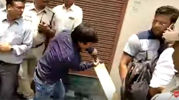 क्रिकेट बैट से निगम अधिकारी को पीटा था