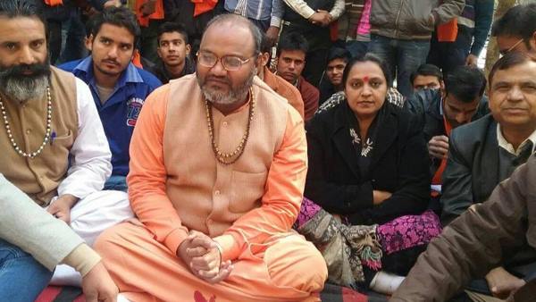 क्या है नरसिंहानंद की इस मांग की वजह