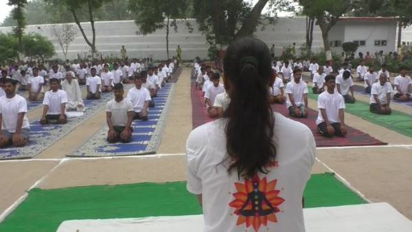 yoga perform in barabanki jail on international day of yoga yoga perform in barabanki jail on international day of yoga