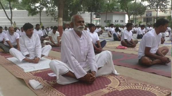 yoga perform in barabanki jail on international day of yoga yoga perform in barabanki jail on international day of yoga