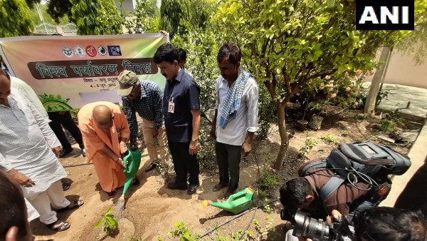 cM Yogi Adityanath on Wednesday planted saplings on occasion of World Environment Day cM Yogi Adityanath on Wednesday planted saplings on occasion of World Environment Day