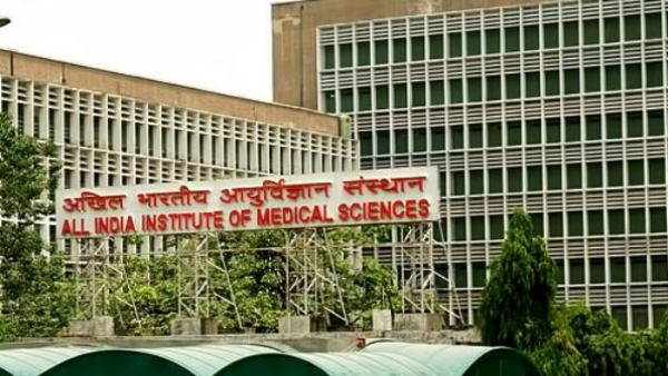 गंभीर हालत में नहीं मिला था छात्र को बेड