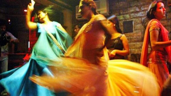 डांस करती महिलाओं से कहा कपड़े उतारो