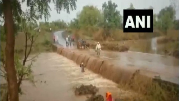 स्थानीय लोगों ने युवक को बचाया