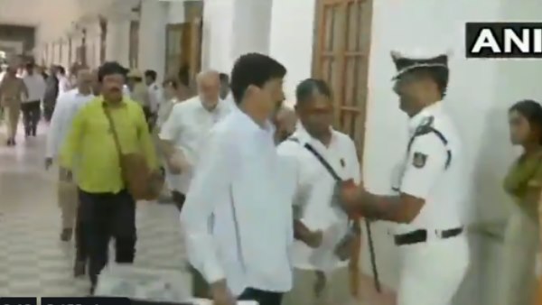 VIDEO: विधानसभा में दोड़ते हुए स्पीकर ऑफिस पहुंचे कांग्रेस विधायक VIDEO: विधानसभा में दोड़ते हुए स्पीकर ऑफिस पहुंचे कांग्रेस विधायक
