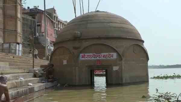 level of ganga water increasing at continously at ganga ghat level of ganga water increasing at continously at ganga ghat