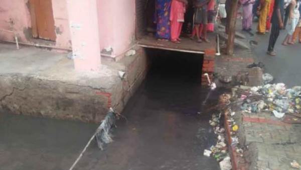 ghaziabad 12 year old-boy falls in drain rescue operation underway ghaziabad 12 year old-boy falls in drain rescue operation underway