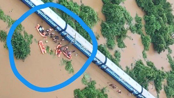 ndrf tean help stuck passengers of mahalaxmi express in badlapur, see images ndrf tean help stuck passengers of mahalaxmi express in badlapur, see images
