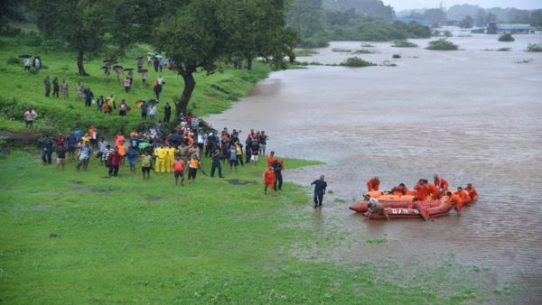 ndrf tean help stuck passengers of mahalaxmi express in badlapur, see images ndrf tean help stuck passengers of mahalaxmi express in badlapur, see images