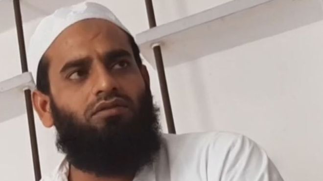 मुफ़्ती इमलाकुर्रहमान का कहना है कि हमले के बाद उनके दिल में ख़ौफ़ बैठ गया है मुफ़्ती इमलाकुर्रहमान का कहना है कि हमले के बाद उनके दिल में ख़ौफ़ बैठ गया है
