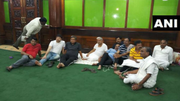 Karnataka Drama: BJP and Congress Go to Supreme court, BJP MLAs to Stage Overnight Dharna Karnataka Drama: BJP and Congress Go to Supreme court, BJP MLAs to Stage Overnight Dharna