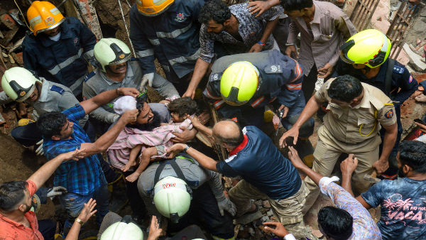 18 घंटों तक बेटों के शव के साथ रही मां