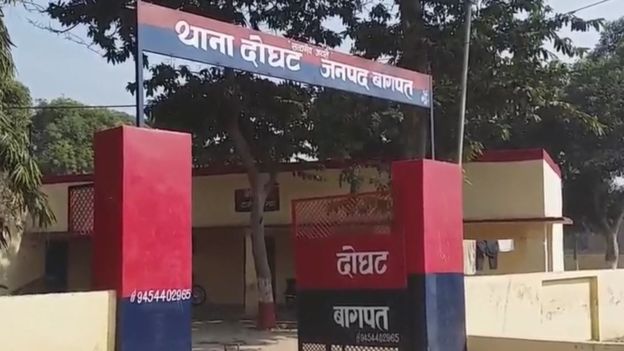 इमलाकुर्रहमान मुज़फ़्फ़रनगर के रहने वाले हैं लेकिन घटनास्थल बाग़पत ज़िले के दोघट थानाक्षेत्र में आता है. इमलाकुर्रहमान मुज़फ़्फ़रनगर के रहने वाले हैं लेकिन घटनास्थल बाग़पत ज़िले के दोघट थानाक्षेत्र में आता है.
