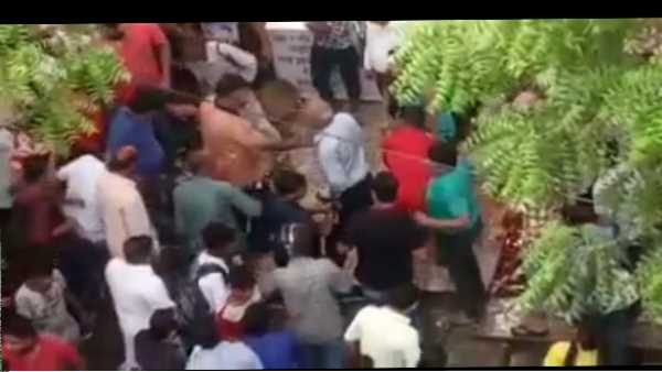 भीड़ ने आरोपी को पीटा