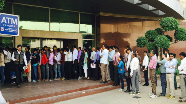 ATM की संख्या हो रही है कम