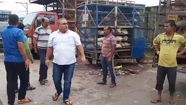 Mumbai Shiv Sena Corporator Milind Vaidya assaulted chicken traders in Mahim Mumbai Shiv Sena Corporator Milind Vaidya assaulted chicken traders in Mahim