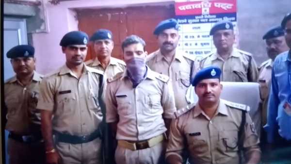 fraud man wears police uniform and loots people in train fraud man wears police uniform and loots people in train