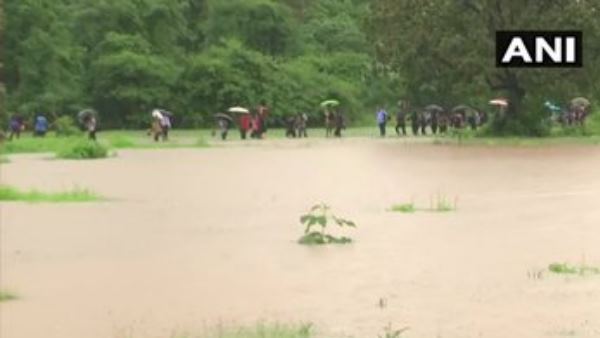 ndrf tean help stuck passengers of mahalaxmi express in badlapur, see images ndrf tean help stuck passengers of mahalaxmi express in badlapur, see images