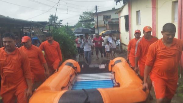 NDRF working to save stuck passengers of mahalaxmi express NDRF working to save stuck passengers of mahalaxmi express