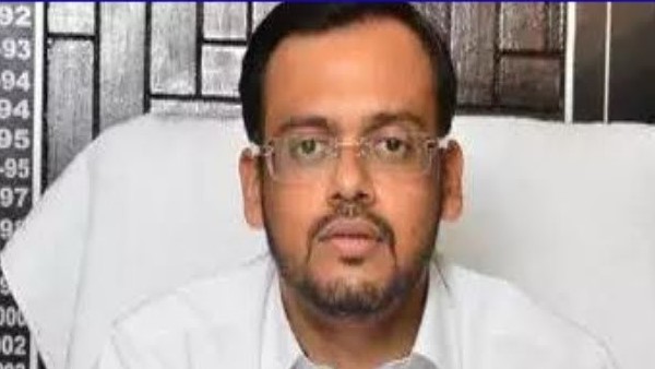 Bulandshahr DM Abhay Singh have been transferred after CBIs raids Bulandshahr DM Abhay Singh have been transferred after CBIs raids