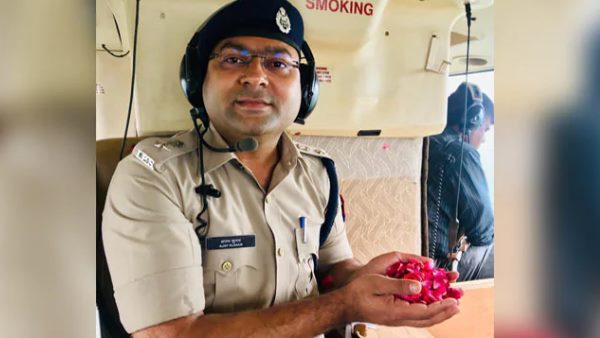 एसपी की फूल बरसाने की तस्वीर सामने आई